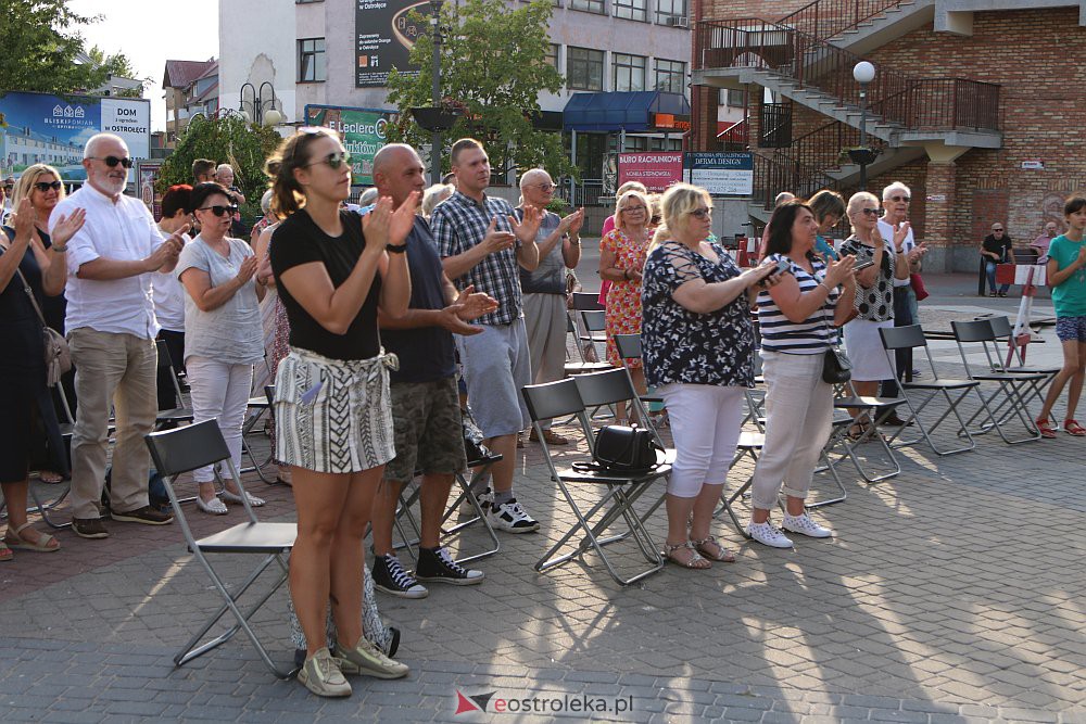 “Lato z piosenką filmową” na scenie przy Kupcu. Wystąpił Ostrołęcki Chór Kameralny [20.08.2022] - zdjęcie #9 - eOstroleka.pl