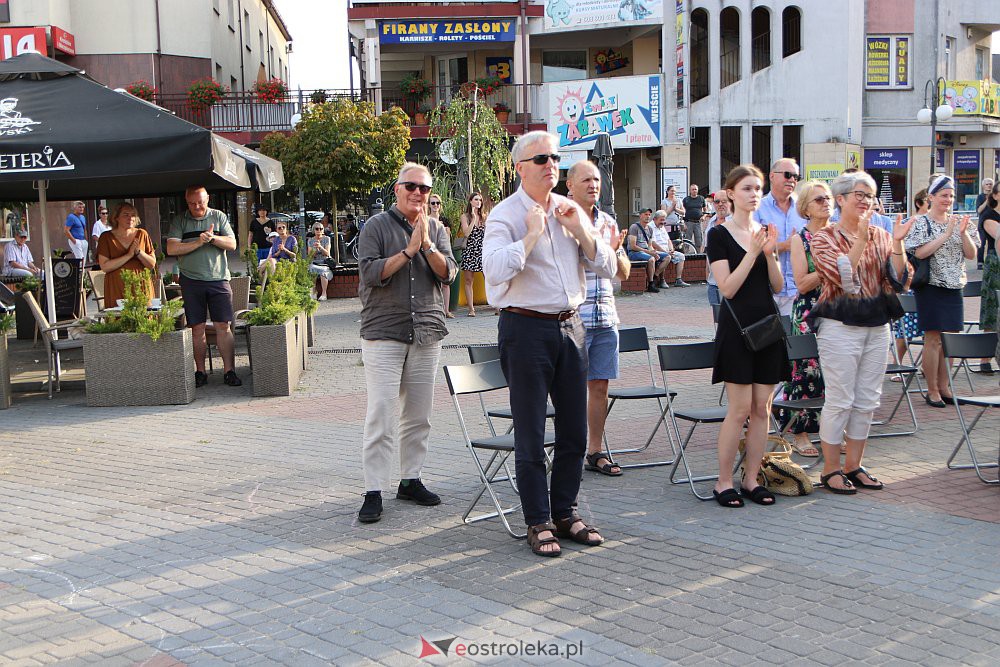 “Lato z piosenką filmową” na scenie przy Kupcu. Wystąpił Ostrołęcki Chór Kameralny [20.08.2022] - zdjęcie #8 - eOstroleka.pl