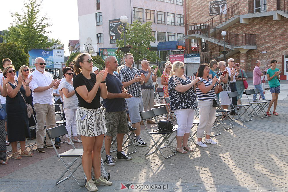 “Lato z piosenką filmową” na scenie przy Kupcu. Wystąpił Ostrołęcki Chór Kameralny [20.08.2022] - zdjęcie #7 - eOstroleka.pl