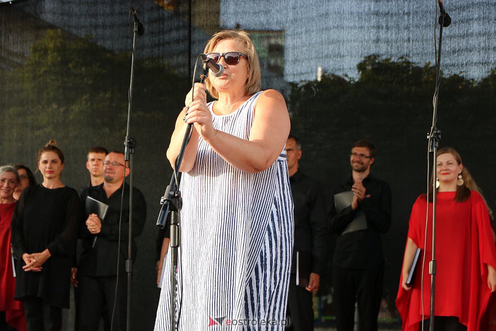 “Lato z piosenką filmową” na scenie przy Kupcu. Wystąpił Ostrołęcki Chór Kameralny [20.08.2022] - zdjęcie #6 - eOstroleka.pl