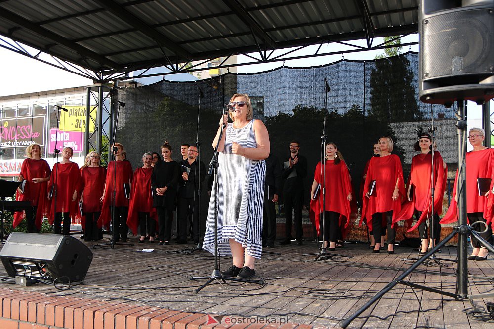 “Lato z piosenką filmową” na scenie przy Kupcu. Wystąpił Ostrołęcki Chór Kameralny [20.08.2022] - zdjęcie #5 - eOstroleka.pl