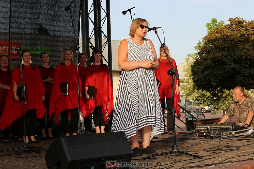 “Lato z piosenką filmową” na scenie przy Kupcu. Wystąpił Ostrołęcki Chór Kameralny [20.08.2022] - zdjęcie #4 - eOstroleka.pl