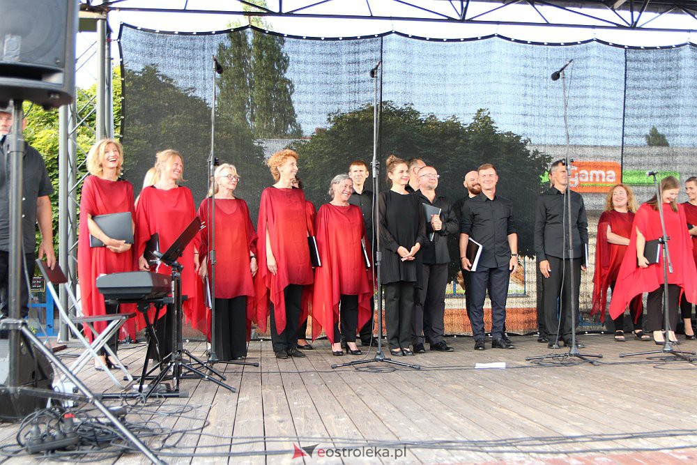 “Lato z piosenką filmową” na scenie przy Kupcu. Wystąpił Ostrołęcki Chór Kameralny [20.08.2022] - zdjęcie #3 - eOstroleka.pl
