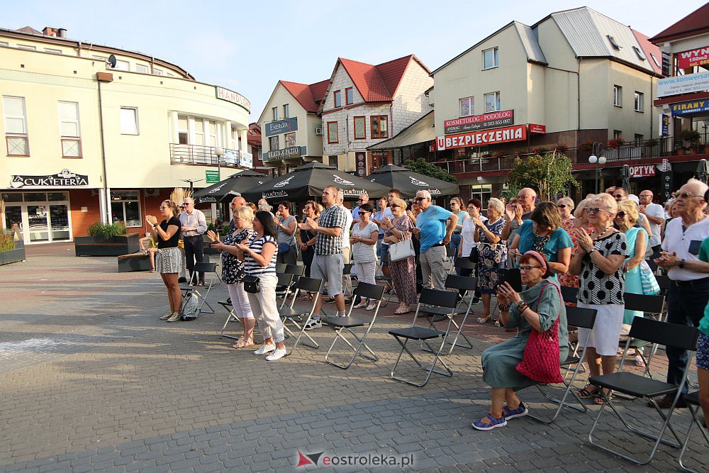 “Lato z piosenką filmową” na scenie przy Kupcu. Wystąpił Ostrołęcki Chór Kameralny [20.08.2022] - zdjęcie #2 - eOstroleka.pl