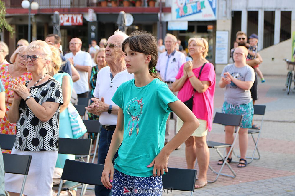 “Lato z piosenką filmową” na scenie przy Kupcu. Wystąpił Ostrołęcki Chór Kameralny [20.08.2022] - zdjęcie #1 - eOstroleka.pl