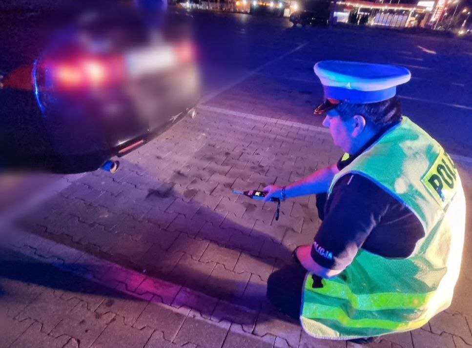 Amatorzy “wiejskiego tuningu” dostali po kieszeni. Sypnęło mandatami, poleciało też sporo dowodów rejestracyjnych [22.08.2022] - zdjęcie #9 - eOstroleka.pl