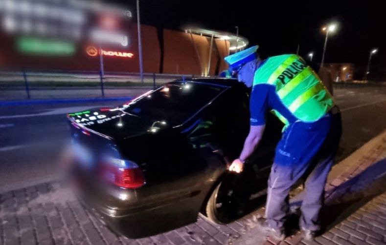 Amatorzy “wiejskiego tuningu” dostali po kieszeni. Sypnęło mandatami, poleciało też sporo dowodów rejestracyjnych [22.08.2022] - zdjęcie #4 - eOstroleka.pl