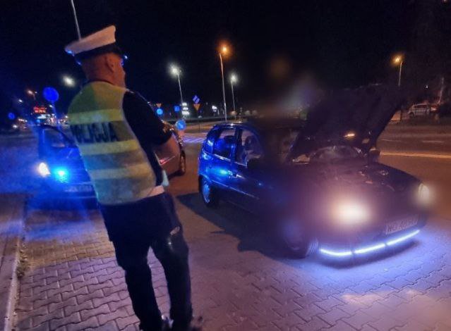 Amatorzy “wiejskiego tuningu” dostali po kieszeni. Sypnęło mandatami, poleciało też sporo dowodów rejestracyjnych [22.08.2022] - zdjęcie #3 - eOstroleka.pl