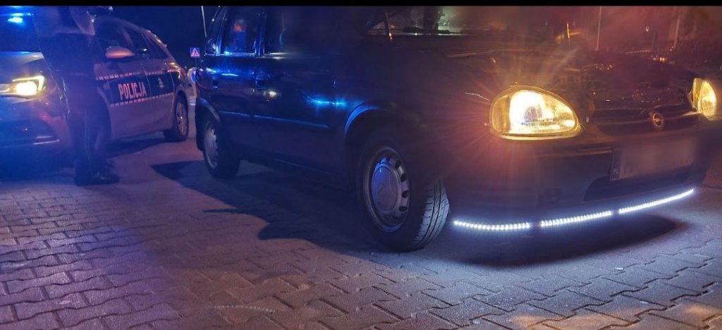 Amatorzy “wiejskiego tuningu” dostali po kieszeni. Sypnęło mandatami, poleciało też sporo dowodów rejestracyjnych [22.08.2022] - zdjęcie #1 - eOstroleka.pl