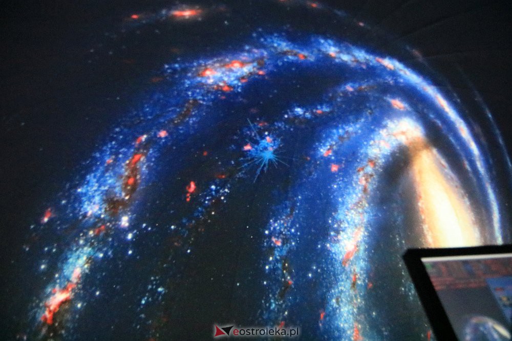 Planetobus w Ostrołęce. Pierwsze wirtualne podróże po Wszechświecie już za nami! [25.08.2022] - zdjęcie #10 - eOstroleka.pl