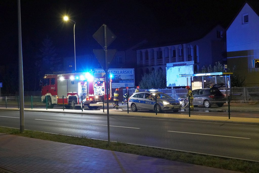 Wieczorny pożar auta przy Goworowskiej [26.08.2022] - zdjęcie #1 - eOstroleka.pl