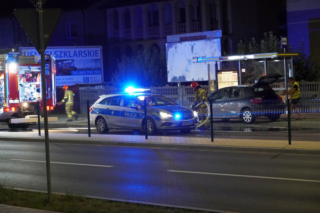 Wieczorny pożar auta przy Goworowskiej [26.08.2022] - zdjęcie #3 - eOstroleka.pl