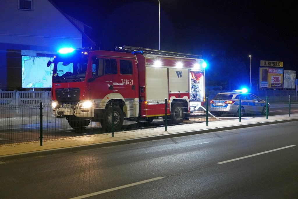 Wieczorny pożar auta przy Goworowskiej [26.08.2022] - zdjęcie #5 - eOstroleka.pl