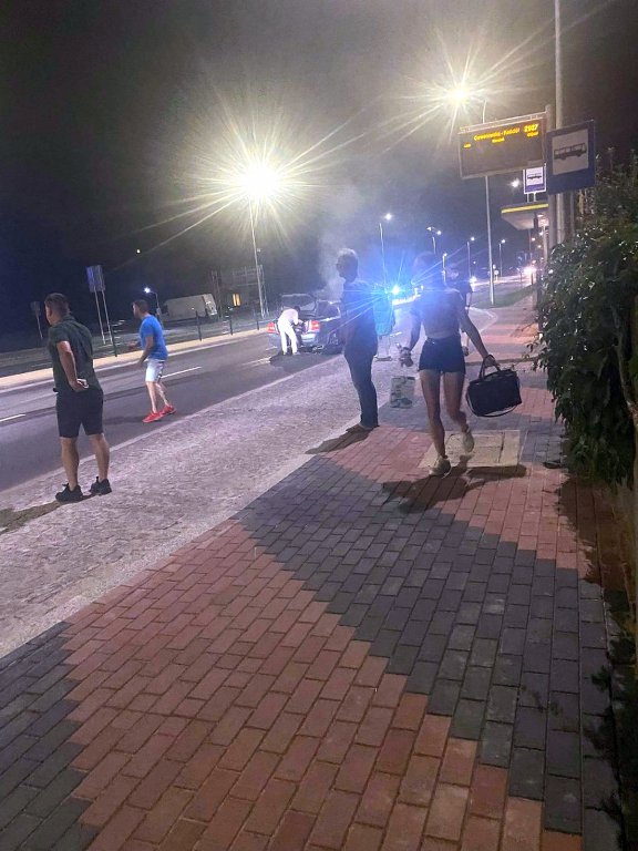 Wieczorny pożar auta przy Goworowskiej [26.08.2022] - zdjęcie #7 - eOstroleka.pl