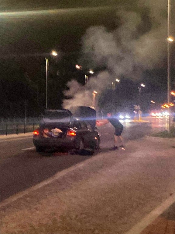 Wieczorny pożar auta przy Goworowskiej [26.08.2022] - zdjęcie #8 - eOstroleka.pl