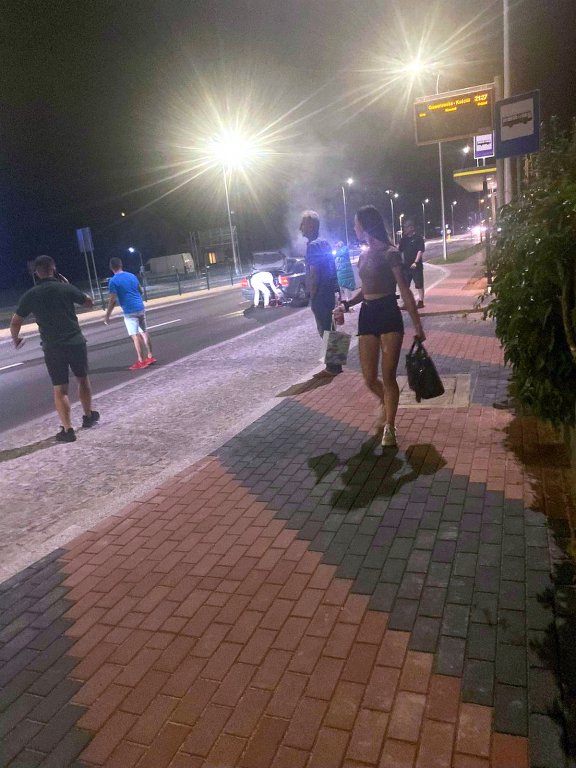 Wieczorny pożar auta przy Goworowskiej [26.08.2022] - zdjęcie #8 - eOstroleka.pl