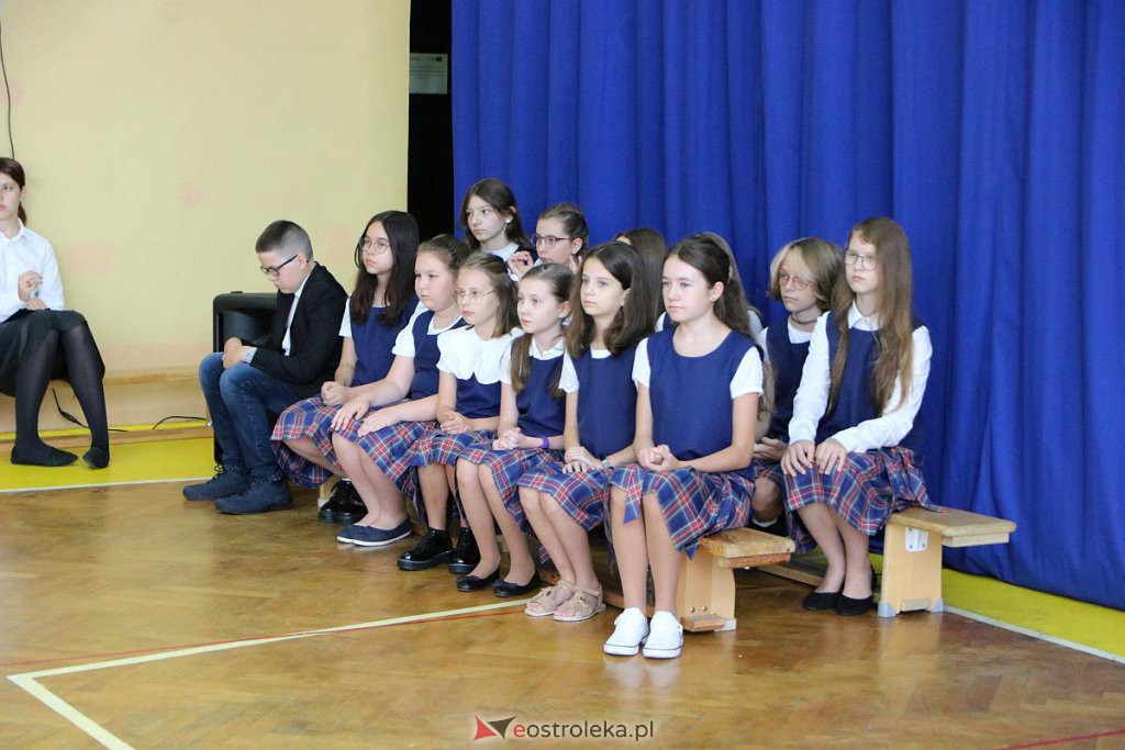Rozpoczęcie roku szkolnego w SP nr 1 [01.09.2022] - zdjęcie #72 - eOstroleka.pl