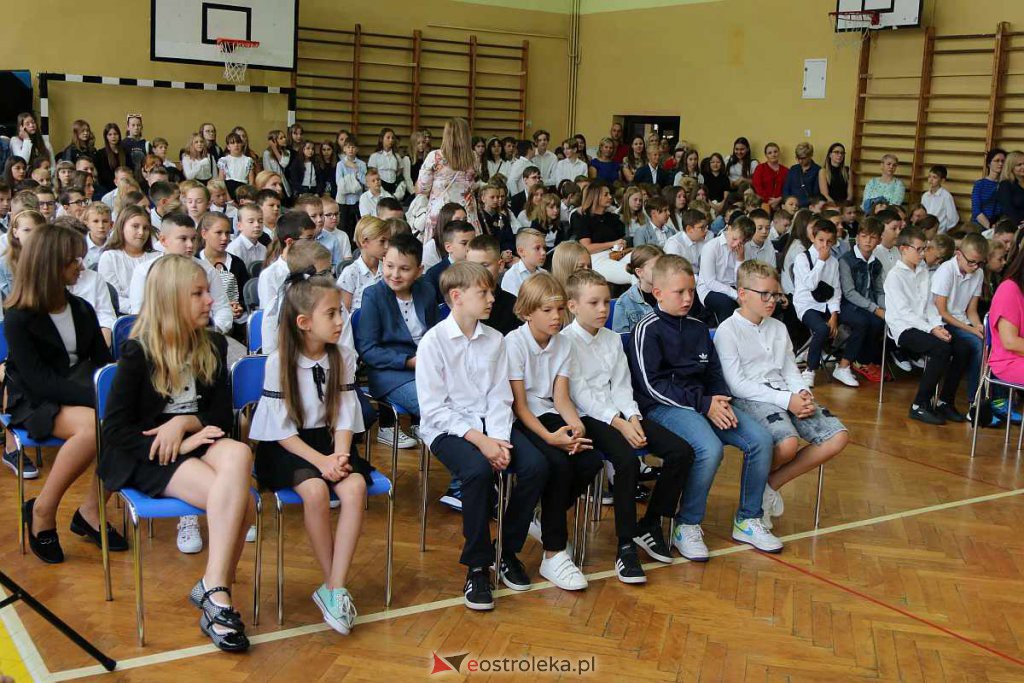 Rozpoczęcie roku szkolnego w SP nr 1 [01.09.2022] - zdjęcie #71 - eOstroleka.pl