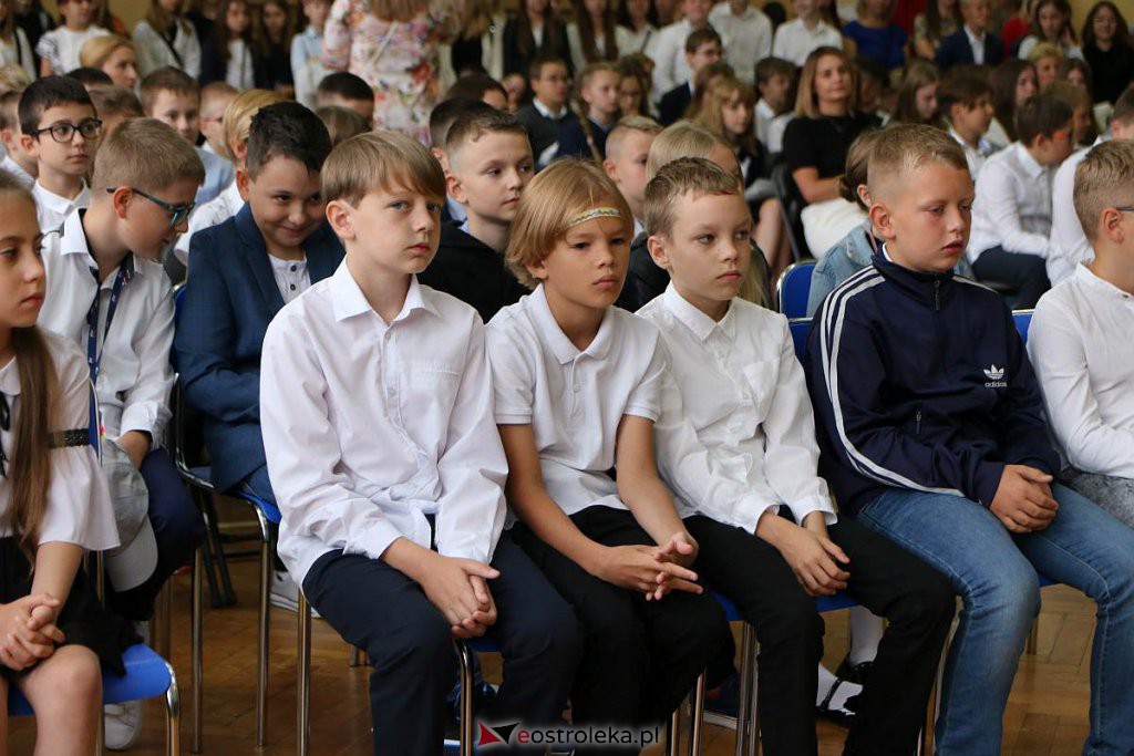 Rozpoczęcie roku szkolnego w SP nr 1 [01.09.2022] - zdjęcie #69 - eOstroleka.pl