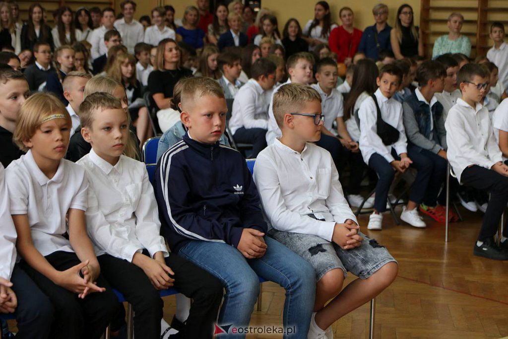 Rozpoczęcie roku szkolnego w SP nr 1 [01.09.2022] - zdjęcie #68 - eOstroleka.pl