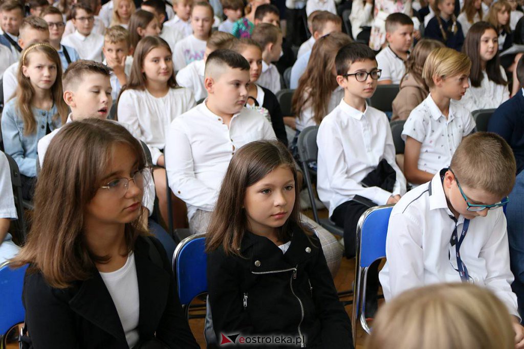 Rozpoczęcie roku szkolnego w SP nr 1 [01.09.2022] - zdjęcie #66 - eOstroleka.pl