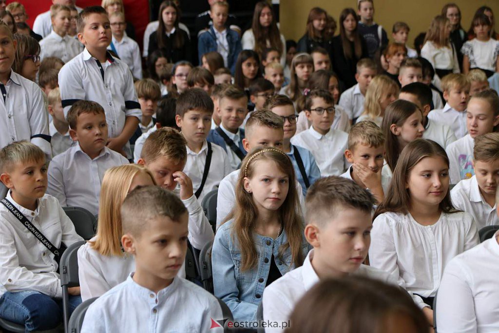 Rozpoczęcie roku szkolnego w SP nr 1 [01.09.2022] - zdjęcie #65 - eOstroleka.pl