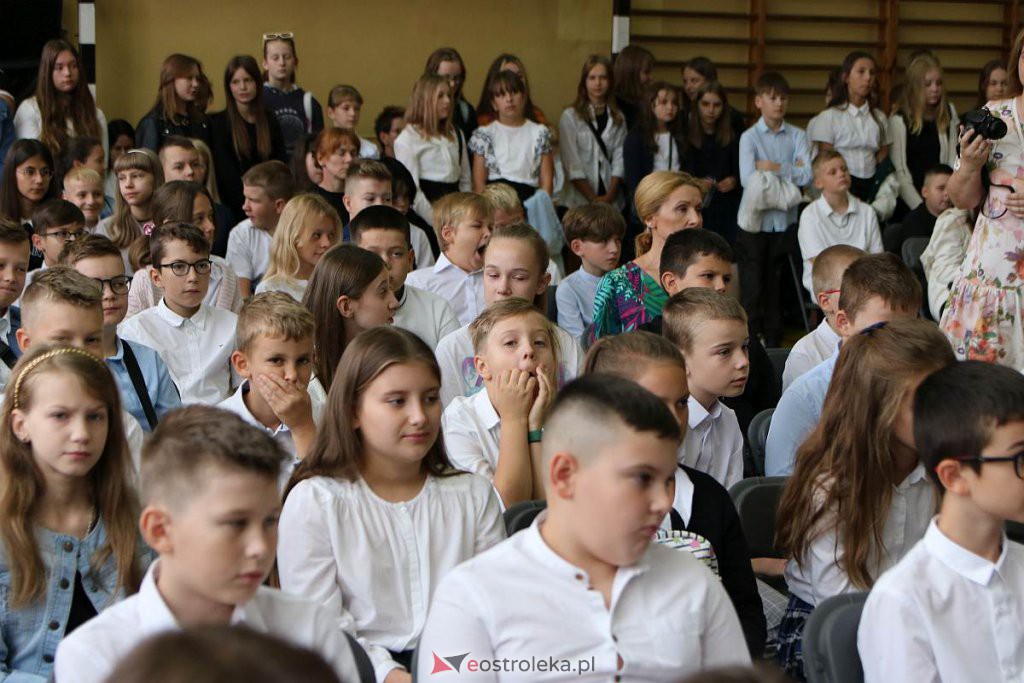 Rozpoczęcie roku szkolnego w SP nr 1 [01.09.2022] - zdjęcie #64 - eOstroleka.pl