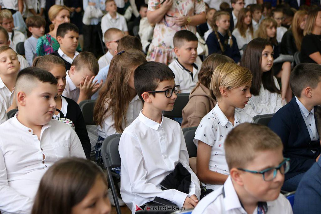 Rozpoczęcie roku szkolnego w SP nr 1 [01.09.2022] - zdjęcie #63 - eOstroleka.pl