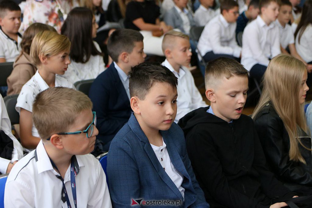 Rozpoczęcie roku szkolnego w SP nr 1 [01.09.2022] - zdjęcie #62 - eOstroleka.pl