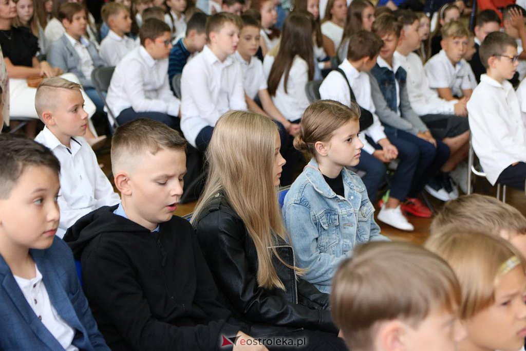 Rozpoczęcie roku szkolnego w SP nr 1 [01.09.2022] - zdjęcie #61 - eOstroleka.pl