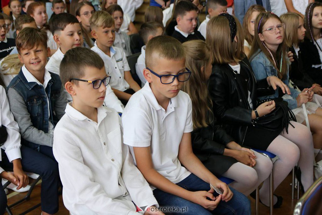 Rozpoczęcie roku szkolnego w SP nr 1 [01.09.2022] - zdjęcie #56 - eOstroleka.pl