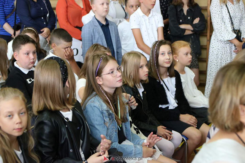 Rozpoczęcie roku szkolnego w SP nr 1 [01.09.2022] - zdjęcie #55 - eOstroleka.pl