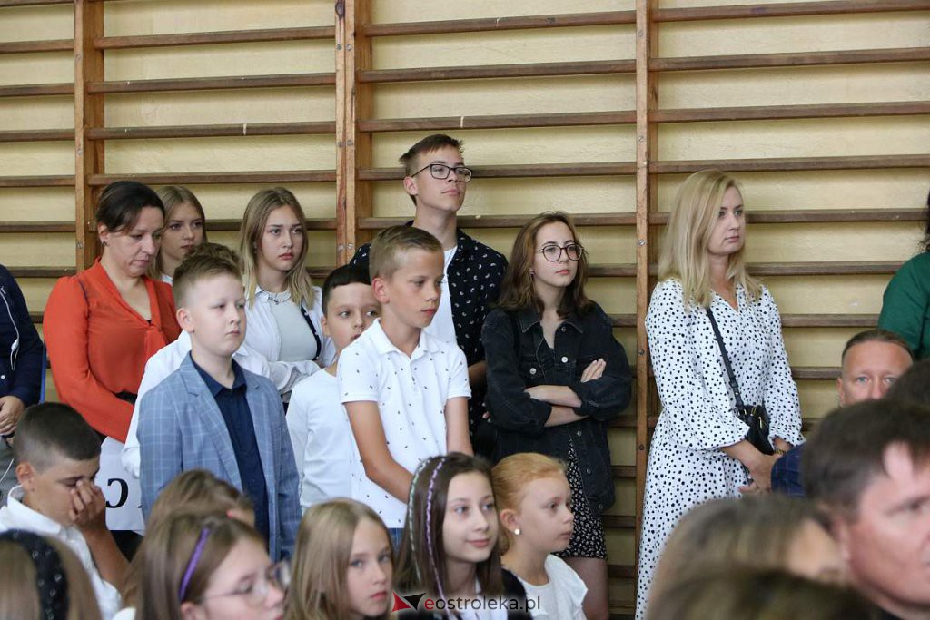 Rozpoczęcie roku szkolnego w SP nr 1 [01.09.2022] - zdjęcie #54 - eOstroleka.pl