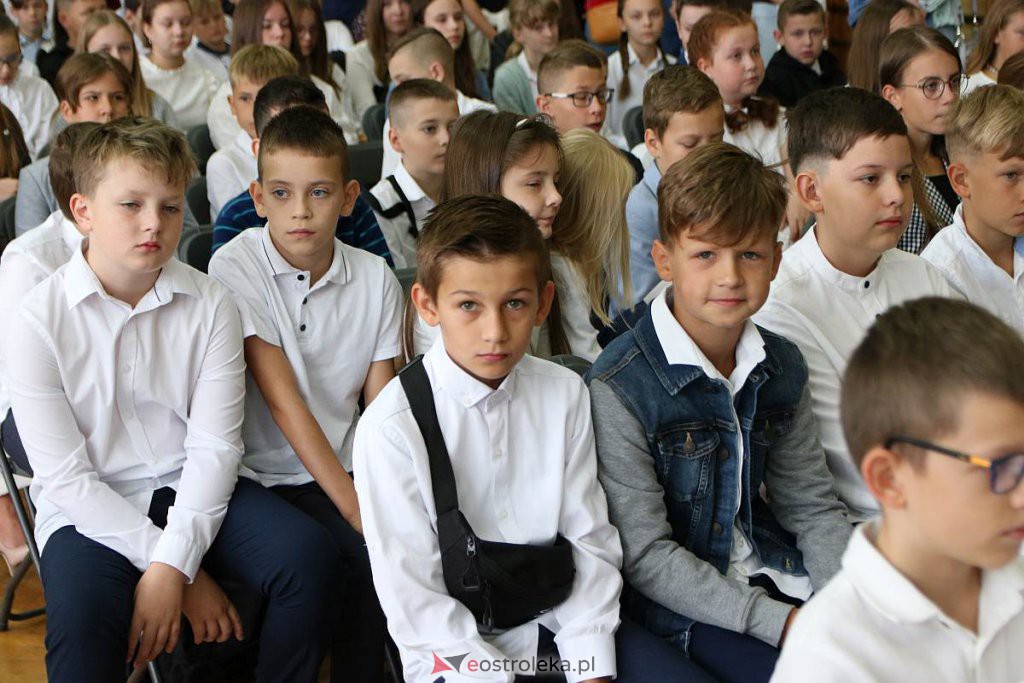 Rozpoczęcie roku szkolnego w SP nr 1 [01.09.2022] - zdjęcie #53 - eOstroleka.pl