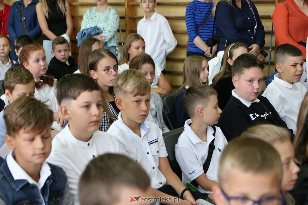 Rozpoczęcie roku szkolnego w SP nr 1 [01.09.2022] - zdjęcie #52 - eOstroleka.pl