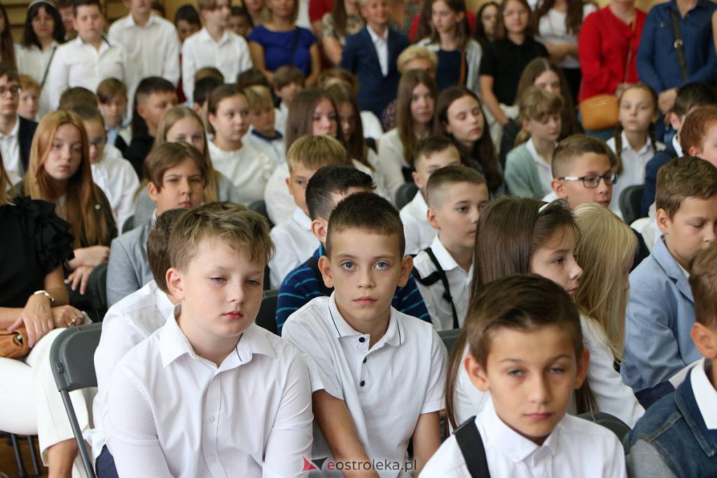Rozpoczęcie roku szkolnego w SP nr 1 [01.09.2022] - zdjęcie #51 - eOstroleka.pl