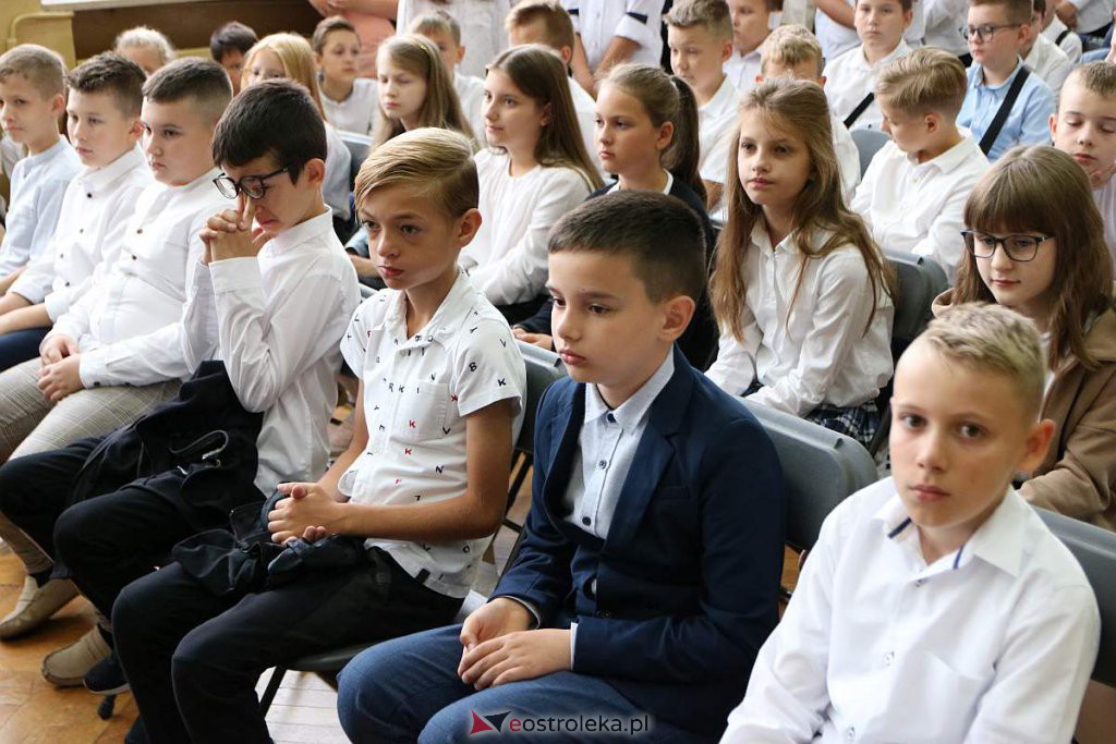 Rozpoczęcie roku szkolnego w SP nr 1 [01.09.2022] - zdjęcie #50 - eOstroleka.pl