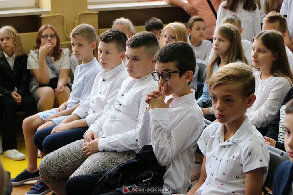 Rozpoczęcie roku szkolnego w SP nr 1 [01.09.2022] - zdjęcie #49 - eOstroleka.pl