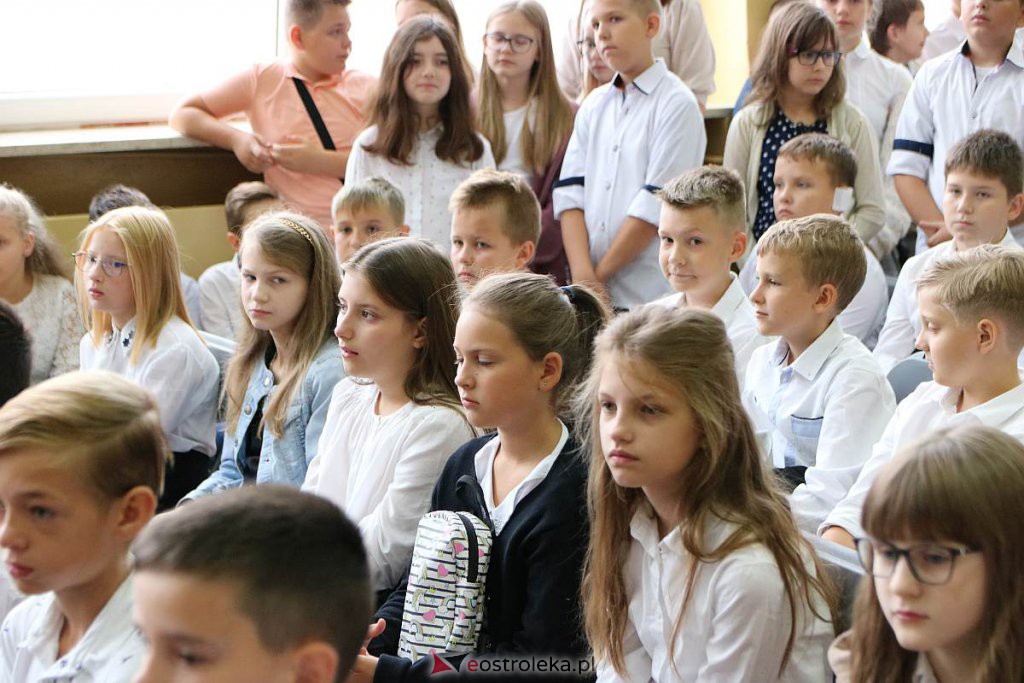 Rozpoczęcie roku szkolnego w SP nr 1 [01.09.2022] - zdjęcie #48 - eOstroleka.pl