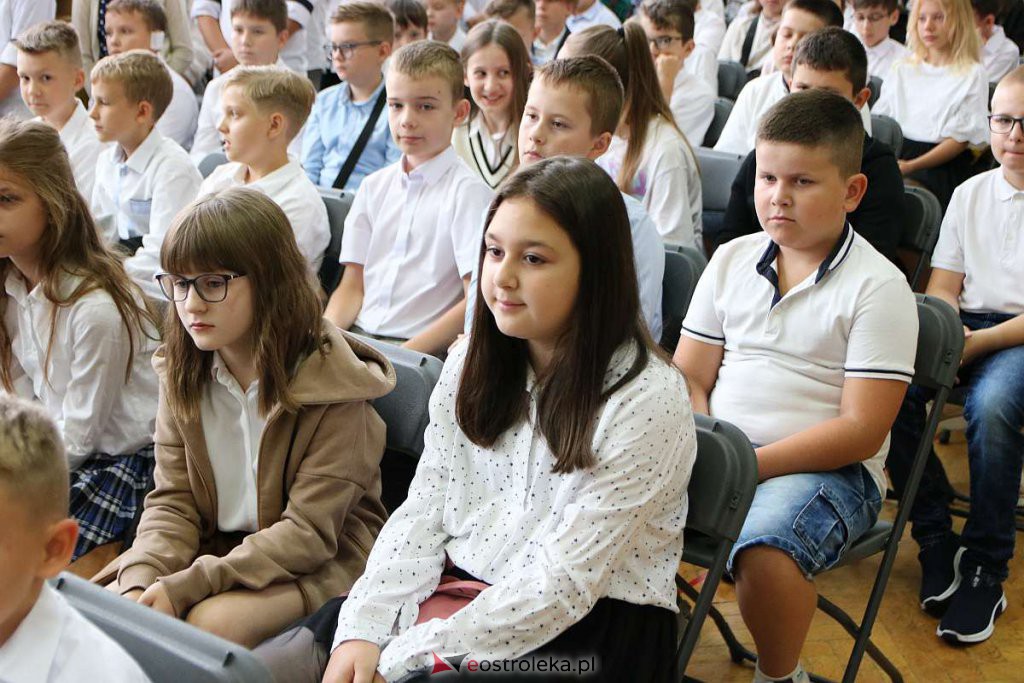 Rozpoczęcie roku szkolnego w SP nr 1 [01.09.2022] - zdjęcie #47 - eOstroleka.pl