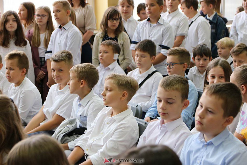 Rozpoczęcie roku szkolnego w SP nr 1 [01.09.2022] - zdjęcie #46 - eOstroleka.pl