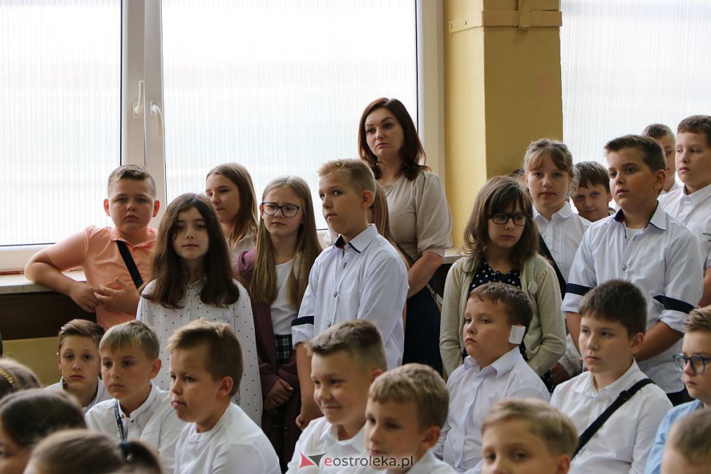 Rozpoczęcie roku szkolnego w SP nr 1 [01.09.2022] - zdjęcie #45 - eOstroleka.pl