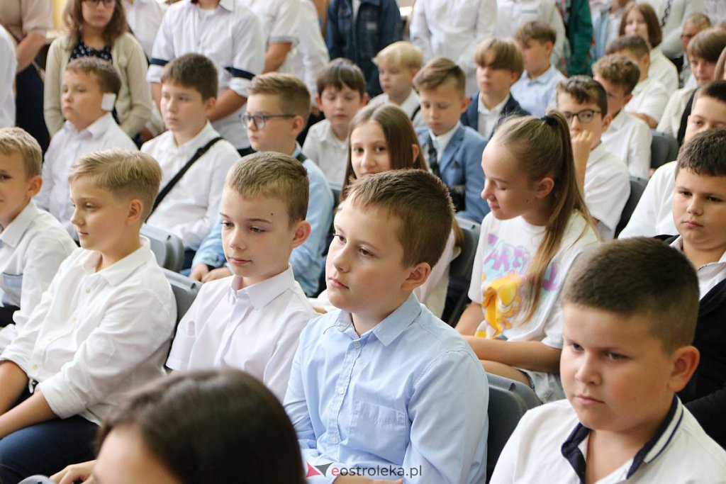 Rozpoczęcie roku szkolnego w SP nr 1 [01.09.2022] - zdjęcie #44 - eOstroleka.pl