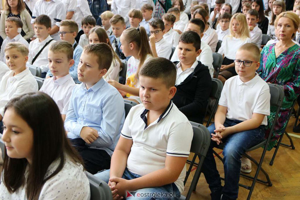 Rozpoczęcie roku szkolnego w SP nr 1 [01.09.2022] - zdjęcie #43 - eOstroleka.pl
