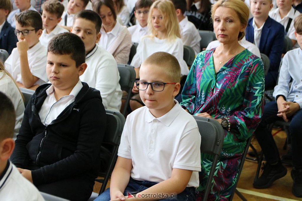 Rozpoczęcie roku szkolnego w SP nr 1 [01.09.2022] - zdjęcie #42 - eOstroleka.pl