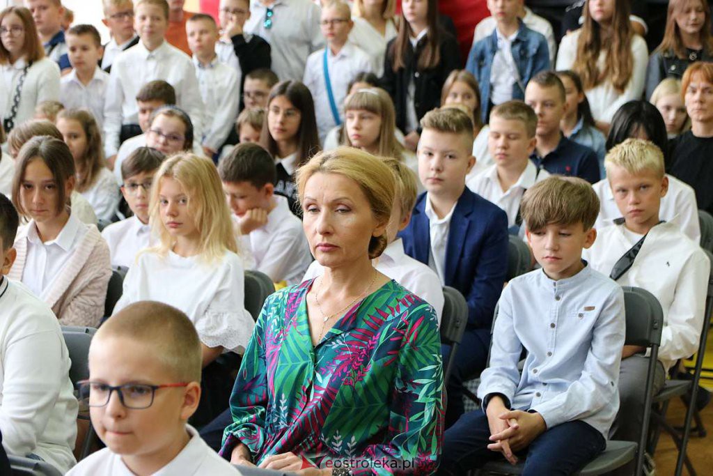 Rozpoczęcie roku szkolnego w SP nr 1 [01.09.2022] - zdjęcie #41 - eOstroleka.pl