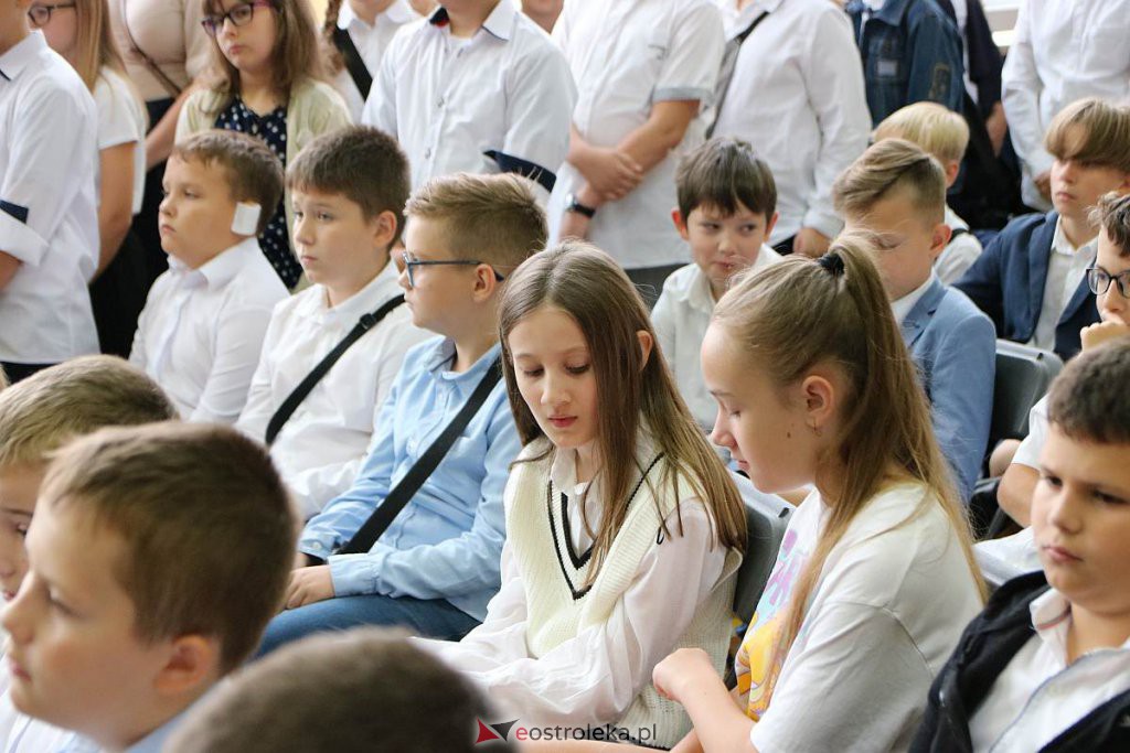 Rozpoczęcie roku szkolnego w SP nr 1 [01.09.2022] - zdjęcie #40 - eOstroleka.pl