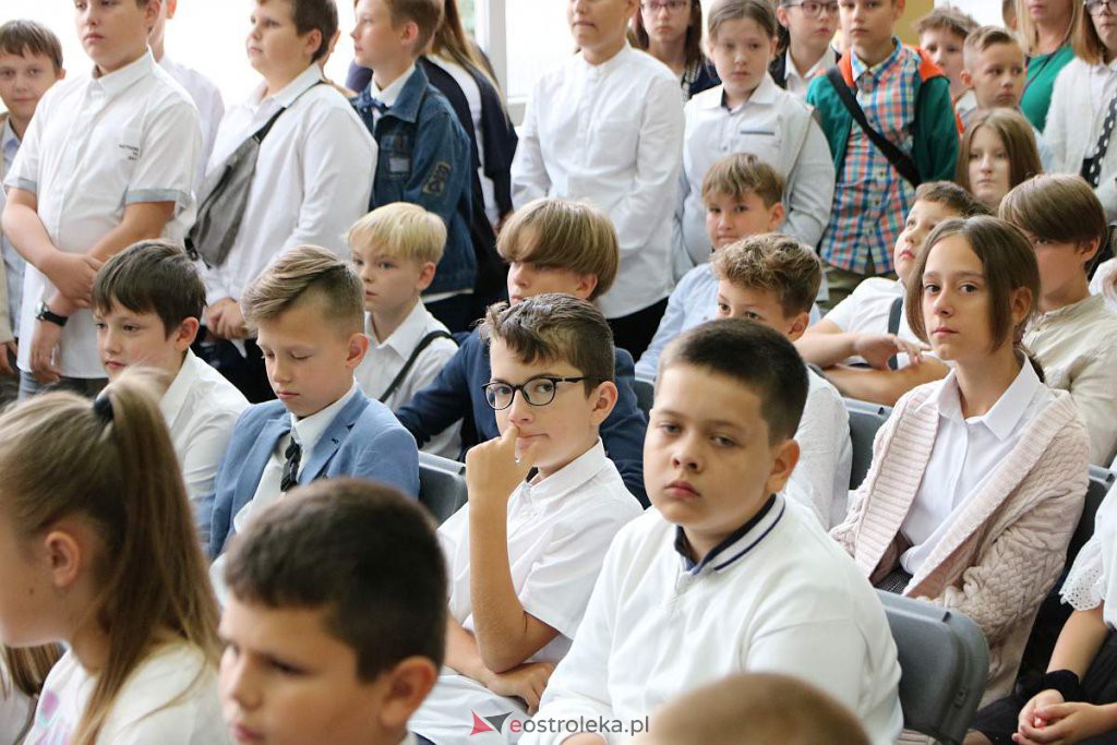 Rozpoczęcie roku szkolnego w SP nr 1 [01.09.2022] - zdjęcie #39 - eOstroleka.pl
