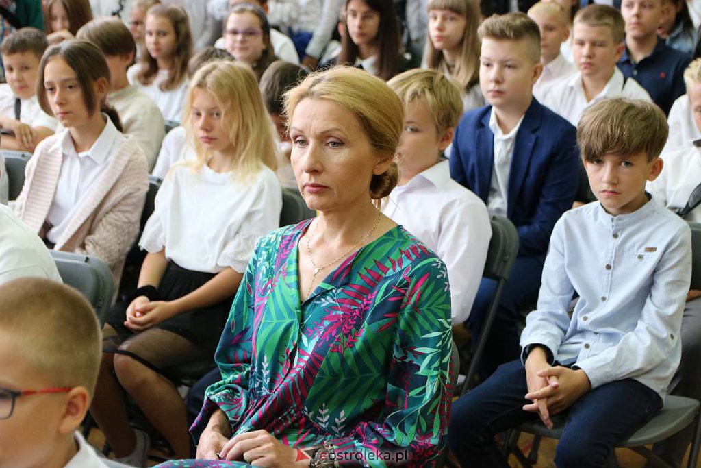 Rozpoczęcie roku szkolnego w SP nr 1 [01.09.2022] - zdjęcie #37 - eOstroleka.pl