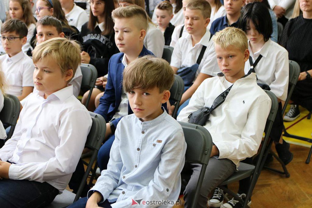 Rozpoczęcie roku szkolnego w SP nr 1 [01.09.2022] - zdjęcie #36 - eOstroleka.pl